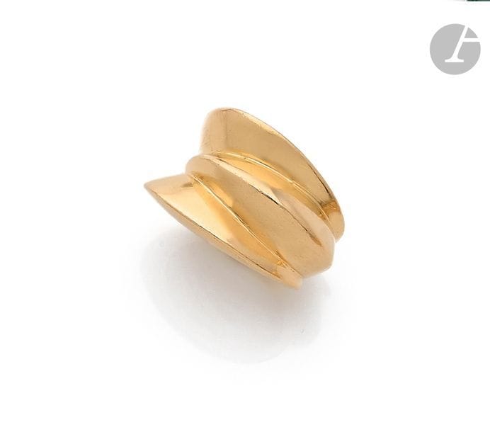 Bague en or 18K (750) façonnée de trois godrons carénés. 
Tour de doigt : 56. 
Poids : 20,2 g