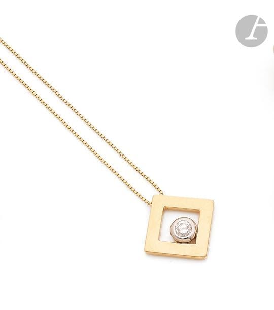 Pendentif losangique en or jaune 18K (750), serti d’un diamant rond de taille brillant, coulissant sur une chaîne en or 18K. 
Hauteur : 2,1 cm environ. 
Poids brut : 7,7 g