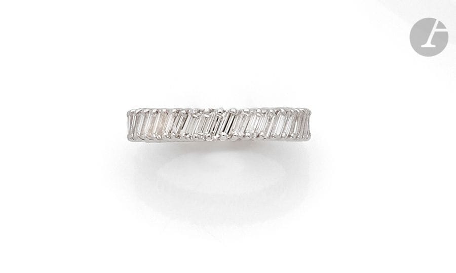 Alliance en or gris 18K (750), entièrement sertie de diamants baguettes. 
Tour de doigt : 53. 
Poids brut : 4,9 g