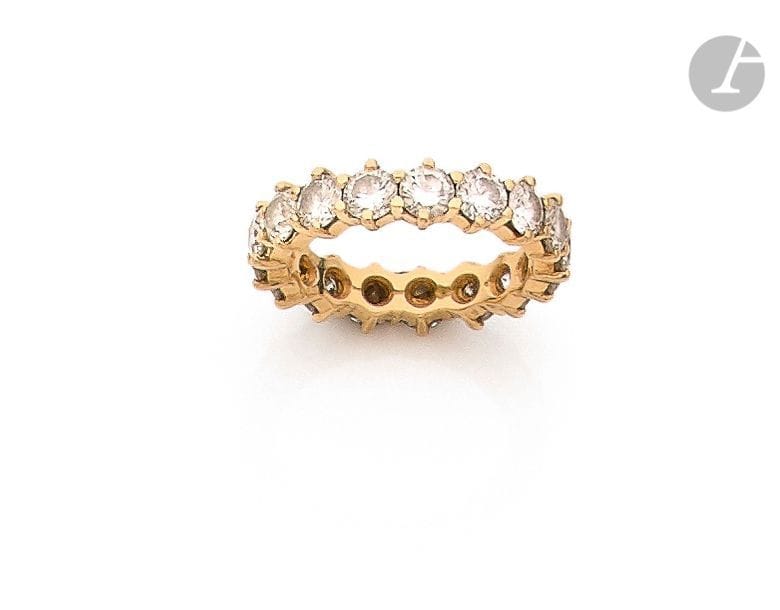 Alliance en or 18K (750), entièrement sertie de diamants ronds. 
Tour de doigt : 50. 
Poids brut : 4,2 g