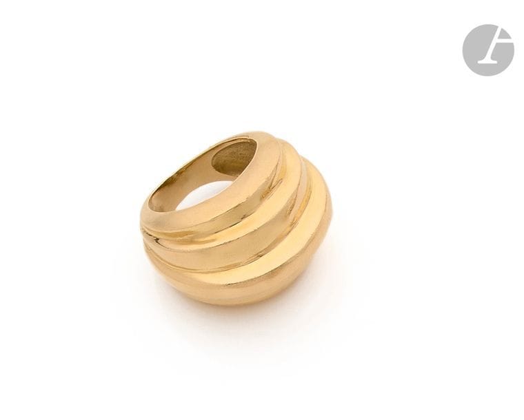 Bague en or 18K (750) façonnée de godrons et bandeaux en relief. 
Tour de doigt : 53. 
Poids : 21,6 g