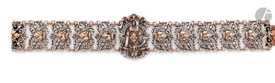 Bracelet en argent et vermeil, articulé de maillons ajourés de rinceaux, celui du milieu orné du chiffre CA. Travail du milieu du XIXe siècle. 
Dimensions : 19 x 2,3 cm environ (au plus étroit). 
Poids : 45,6 g