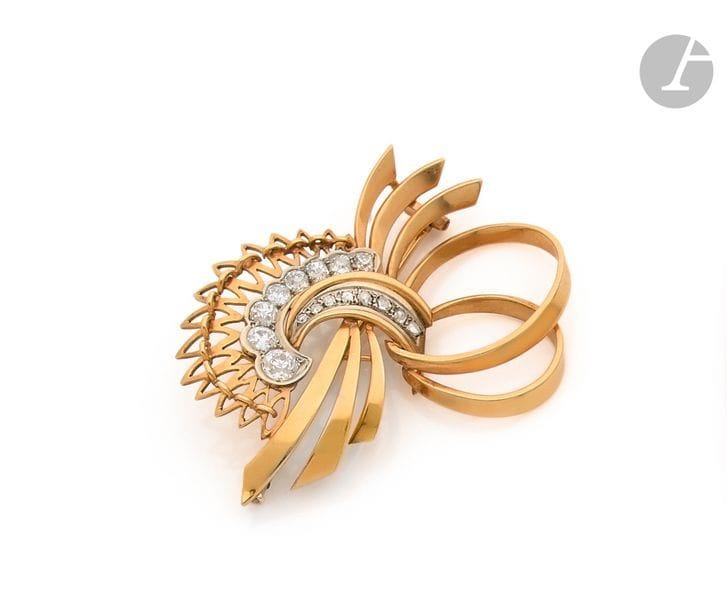 Broche nouée en fils et méplats d’or jaune 18K (750), sertie d’une courbe de diamants de taille ancienne en chute et d’une courbe de diamants taillés en roses. Travail des années 1940. 
Hauteur : 5,5 cm environ. 
Poids brut : 14,4 g (égrisures)