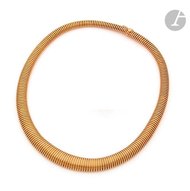 Collier tubogaz plat en or 18K (750), le décolleté élargi. Travail français des années 1940. 
Longueur : 44 cm environ. 
Poids : 41 g