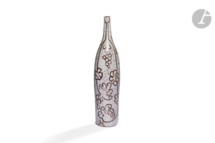 NICOLE ET MICHEL ANASSE (1937-2012) & (NÉ EN 1935)
Femme assise sous une treille, série Maternité, fin 1960 - début 1961 
Haut vase bouteille à col soliflore.
Épreuve en terre chamottée émaillée blanc.
Le décor dit graffité laissant apparaître l’oxyde de fer.
Œuvre cuite au four à bois et réalisée dans l’atelier des Issarts à Vallauris.
Un très léger saut d’émail à la base.
Signé ANASSE sous la base.
Hauteur : 36 cm

Remerciements :
Nous adressons nos plus vifs remerciements à M. Sylvestre Anasse, fils de Nicole et Michel Anasse, pour les précieuses informations qu’il nous a transmises au sujet de cette œuvre et qui nous ont permis la rédaction de cette désignation.
