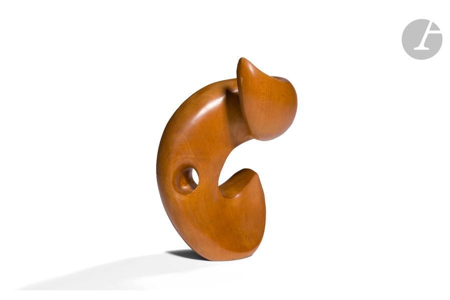 ALEXANDRE NOLL (1890-1970)
Forme vivante
Sculpture.
Épreuve en sycomore réalisée à la taille directe et finement polie.
Manque le socle d’origine (sur lequel figurait probablement la signature).
Non signée.
Vendue avec un soclage en métal rapporté et réalisé spécifiquement pour cette œuvre.
Hauteur : 22,5 cm

Provenance :
Ancienne collection de M. F., Paris, œuvre acquise directement auprès de l’artiste et consignée dans un carnet à spirales. Le titre figure sur ce document.

Bibliographie et œuvre en rapport : 
Alexandre Noll – Olivier Jean-Élie et Pierre Passebon, Éditions du Regard, Paris, 1999. Œuvre très proche reproduite page 88.