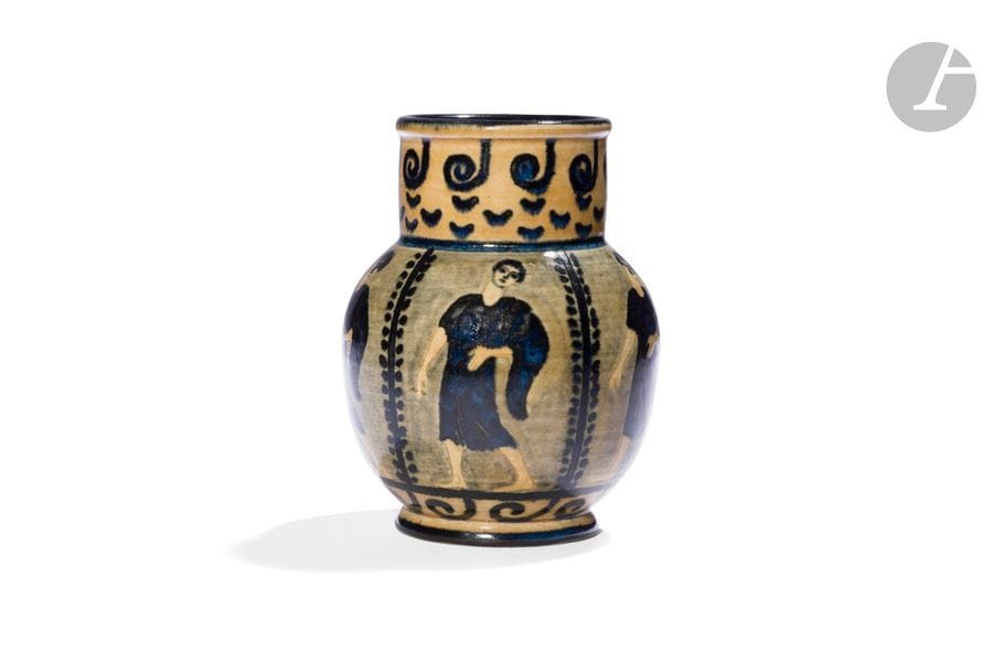 ANDRÉ METTHEY (1871-1920)
Frise de personnages à l’Antique
Vase balustre à haut col cheminée et reposant sur talon.
Épreuve en grès émaillé polychrome.  
Signé du cachet monogramme A. M. sous la base. 
Hauteur : 16 cm