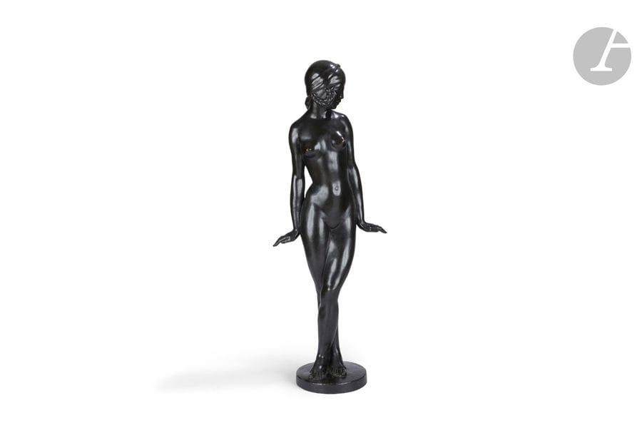 FRANÇOIS ÉMILE POPINEAU (1887-1951)
Messaouda, grande version, le modèle conçu vers [1926/27], épreuve n° 8/20, Pannini fondeur
Sculpture.
Épreuve en bronze à patine noire.
Fonte à la cire perdue.
Édition ancienne des années 1930 par Pannini fondeur (réputé avoir cessé ses activités dans les années 1930).
Inscrit F. POPINEAU sur la terrasse, porte le justificatif 8/20 et la mention Bronze, également sur la terrasse, et le cachet Cire perdue PANNINI sur la tranche de la terrasse.
Hauteur : 79,5 cm

Exposition :
Salon des Artistes Coloniaux, Paris, 1927 – Un modèle identique présenté lors de cette manifestation par la Galerie Bernheim.

Bibliographie :
- Art et Décoration, année 1939 – Modèle identique reproduit page 120 sur une publicité de la maison Susse.
- Art Déco - Victor Arwas, New York, Academy Editions, 1976. Modèle reproduit page 162.
- Susse Frères 150 years of sculpture - Pierre Cadet, Paris, Susse Frères, 1992. Modèle identique, petite version (H. 39 cm), référencé page 350 (catalogue de ventes de 1939).