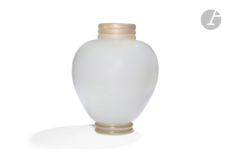 ERCOLE BAROVIER (1889-1974) & FERRO TOSO BAROVIER & Co 
Spectaculaire vase balustre reposant sur un talon à double boudin et sommé d’un col à triple boudin. 
Épreuve en verre opaque et bullé ; le col et la base en verre aux riches inclusions de poudre d’or.
Porte l’étiquette circulaire ancienne F.T.B. Murano sous la base. 
Hauteur : 40 cm