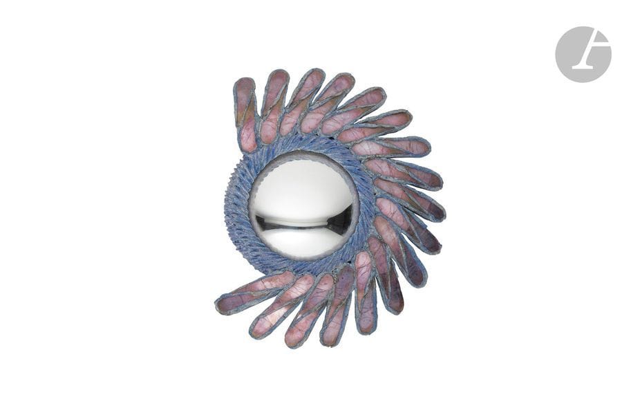 LINE VAUTRIN (1913-1997)
Sans titre, circa 1955/60 
Très rare miroir asymétrique à l’encadrement en talosel bleu.
Le cadre circulaire gaufré reçoit le miroir sorcière d’origine.
Les pétales, également en talosel bleu, recevant des parties en miroir, modelées et incrustées, au tain parme.
Toile du dos d’origine.
Signé Line VAUTRIN au dos sur le cadre circulaire et porte le cachet ROI au dos d’un des pétales.
Hauteur : 17 cm
