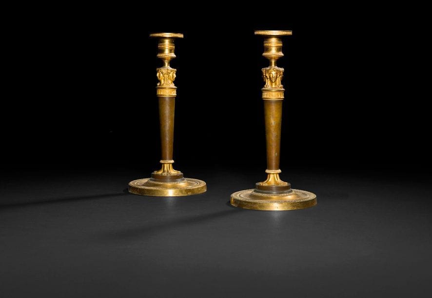 Paire de flambeaux en bronze patiné et doré, le fût en caryatides à têtes de femmes antiques, reposant sur une base circulaire à décor guilloché.
Attribués à Claude Galle.
Époque Empire.
H : 27 cm