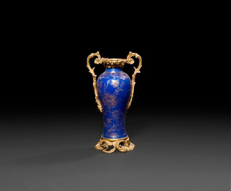 Vase en porcelaine de Chine bleu poudré, la monture de bronze doré à décor ajouré de feuillages.
Style Louis XV.
H : 26,5 cm