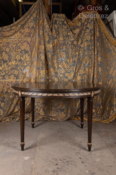 Large circular-top middle table in brown...