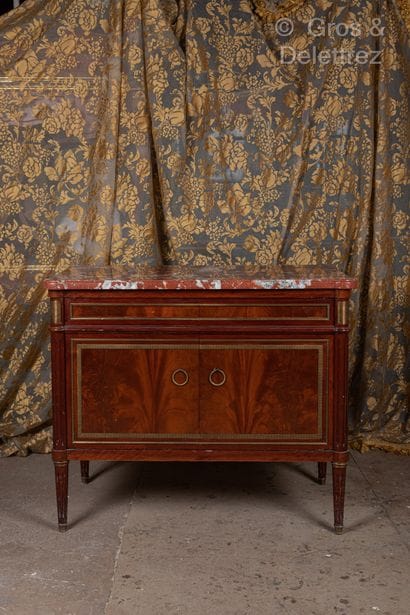 Mahogany-style varnished wood chest of drawers...