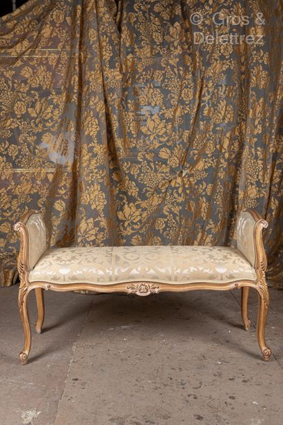 Entrance bench in gilded molded scuplted...