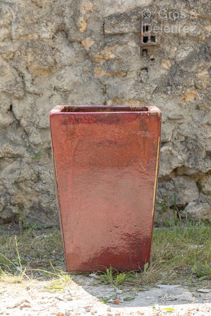 Quadrangular pot in oxblood glazed stoneware...