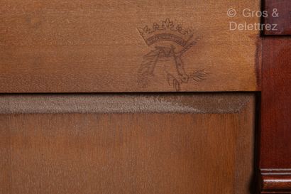 Mahogany-style varnished wood chest of drawers...