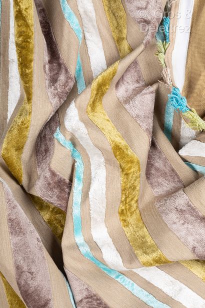 Paire de rideaux à décor de bandes de velours...