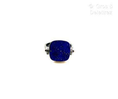 Attributed to CASOAR 
Ring with tilting bezel...