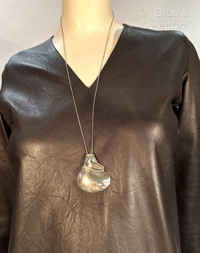 Spanish work
Free-form pendant in exempted...