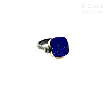 Attributed to CASOAR 
Ring with tilting bezel...