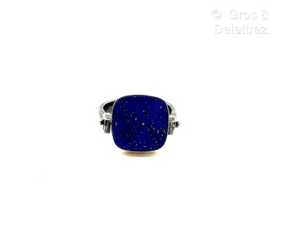 Attributed to CASOAR 
Ring with tilting bezel...