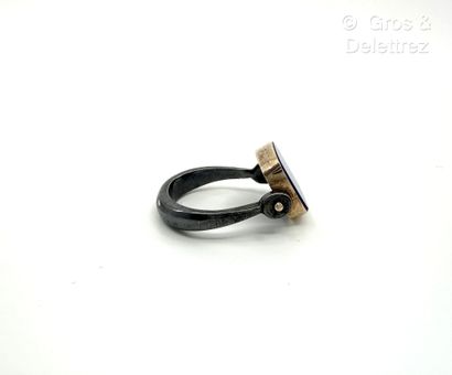 Attributed to CASOAR 
Ring with tilting bezel...