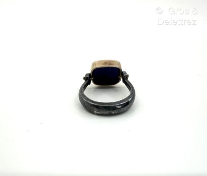 Attributed to CASOAR 
Ring with tilting bezel...