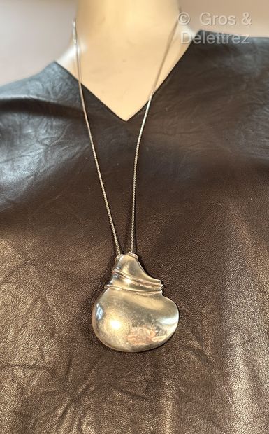 Spanish work
Free-form pendant in exempted...
