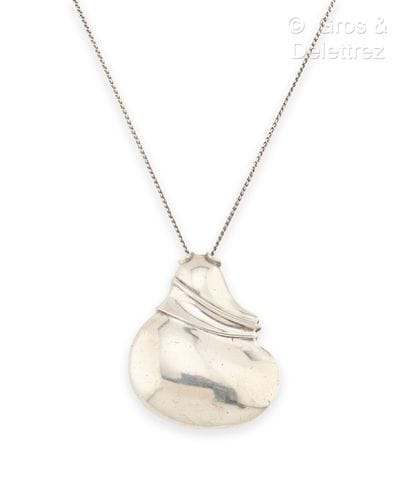 Spanish work
Free-form pendant in exempted...