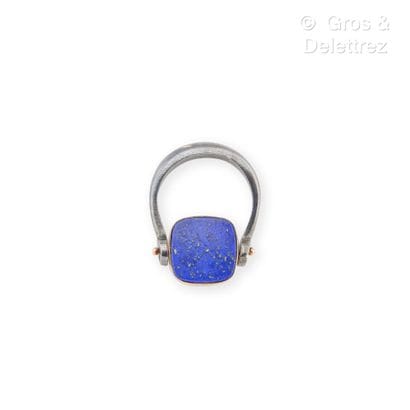 Attributed to CASOAR 
Ring with tilting bezel...