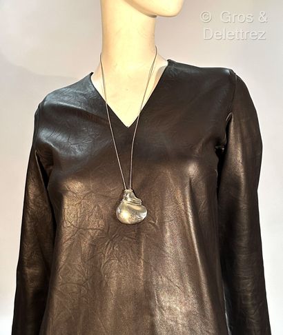 Spanish work
Free-form pendant in exempted...