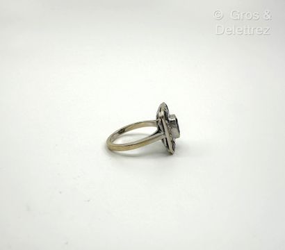 Travail français
Bague à chaton rectangulaire...