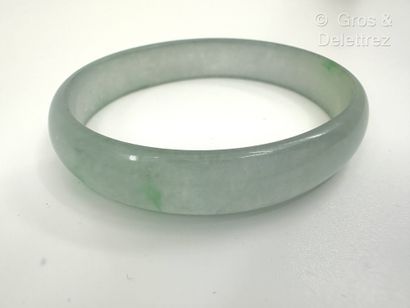 Bracelet jonc ovale en jade jadéite. Tour...