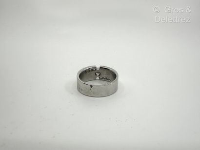 Travail français
Bague bandeau en or gris...