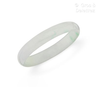 Bracelet jonc ovale en jade jadéite. Tour...