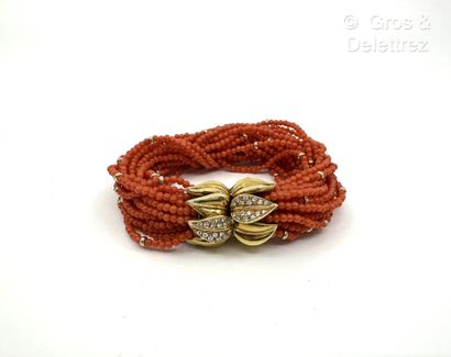 Bracelet composé de multiples rangs torsadés...