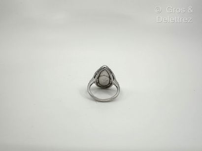 Travail italien
Bague à chaton piriforme...