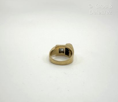 Travail des années 1940
Bague « Tank » asymétrique...