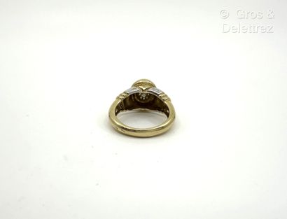 Bague jonc à godrons en or jaune et or gris...