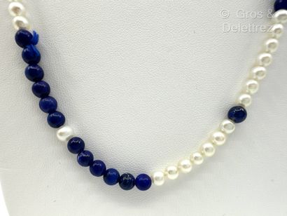 Long collier composé d’un rang de perles...