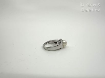 Travail italien
Bague en or gris 750 millièmes...