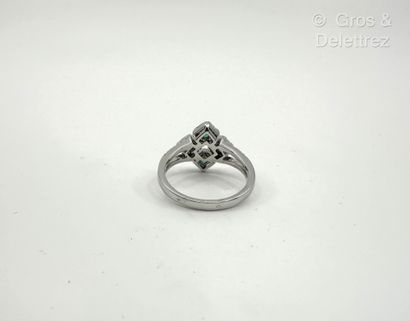 LIGNE VENDÔME
Bague à chaton géométrique...