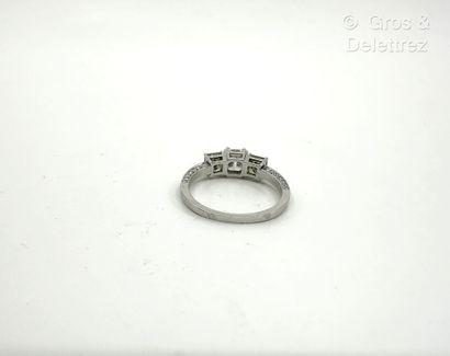 Travail français
Bague en or gris 750 millièmes...