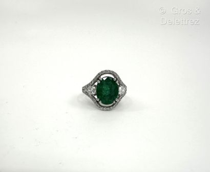 Travail français
Bague bandeau en or gris...