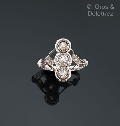 Bague marquise en or gris 585 millièmes sertie...