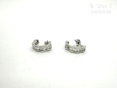 Paire de créoles polylobées en or gris 750...