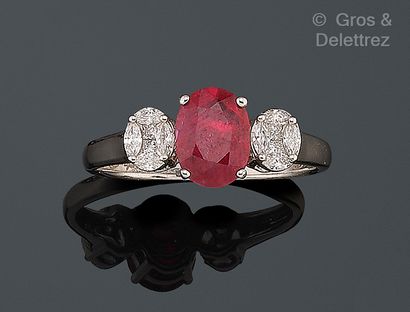 LIGNE VENDÔME
Bague en or gris 750 millièmes...