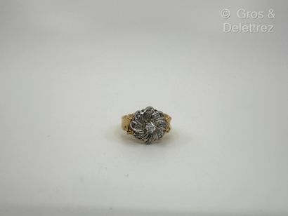 Travail français
Bague « Fleur » en or jaune...