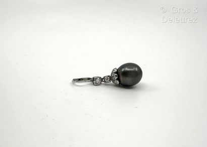 Paire de pendants d’oreilles en or gris 750...